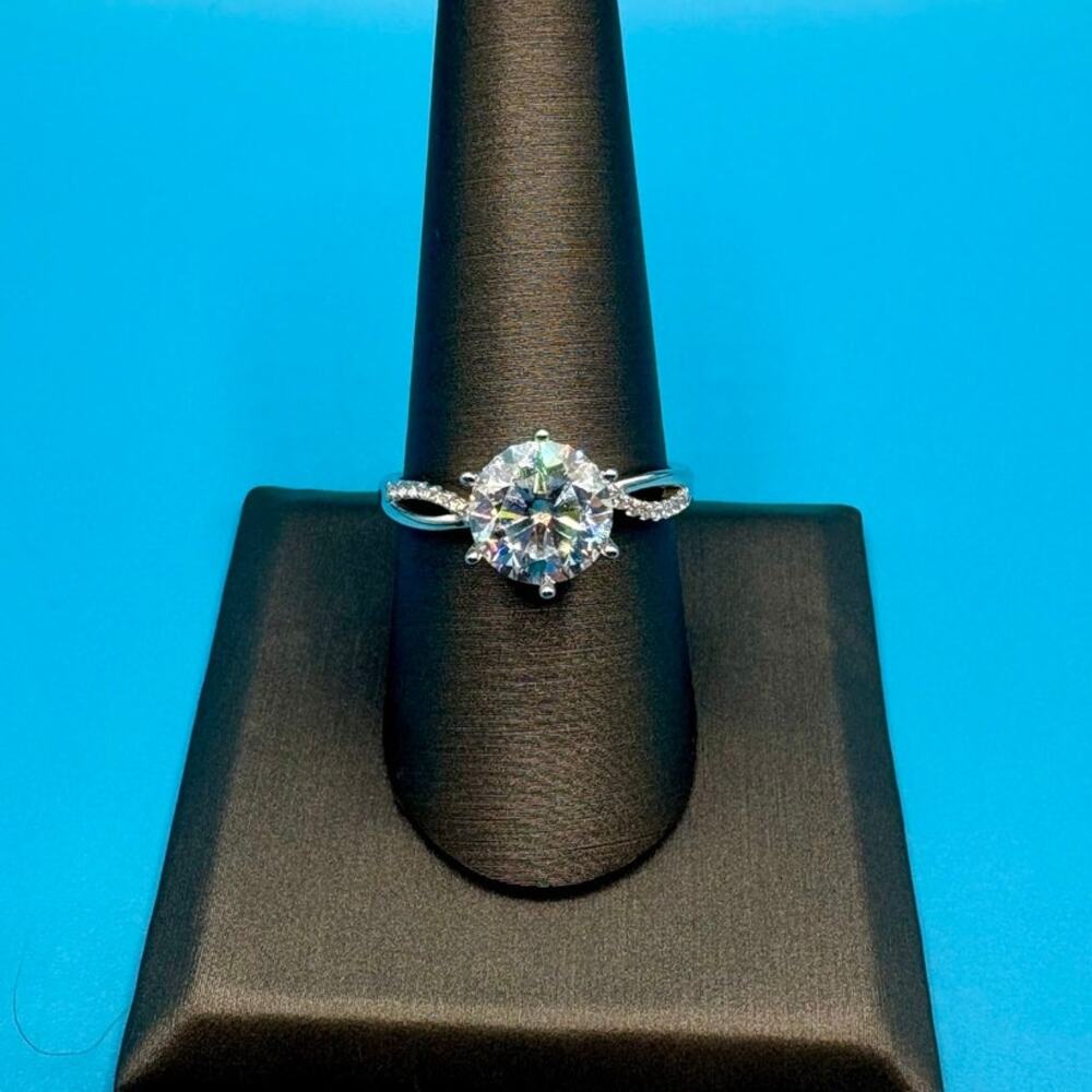 Stunning 4CTW Moissanite Ring - AU750 (75% White Gold) Sz 9